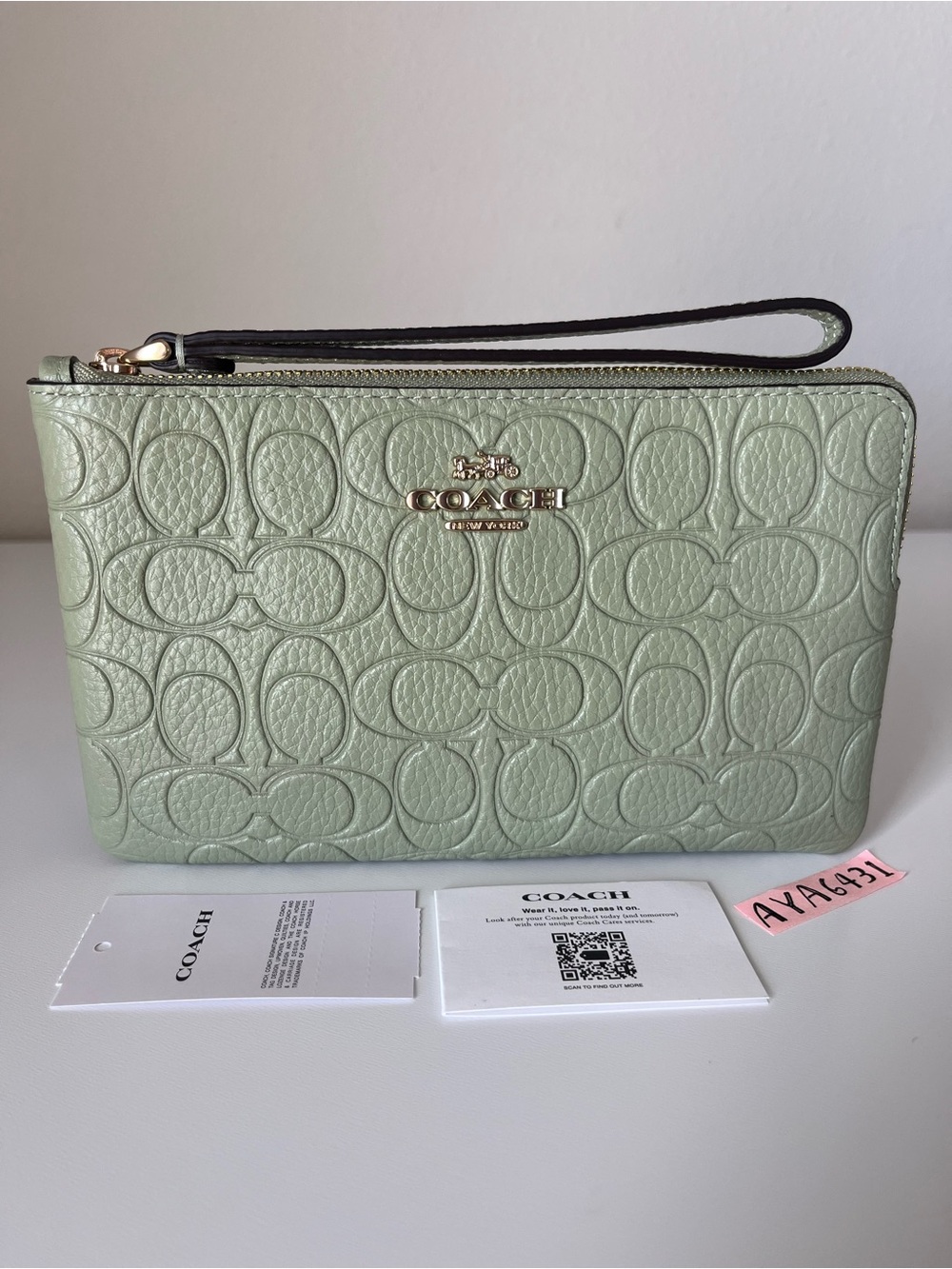 Coach large wristlet🎈🎈